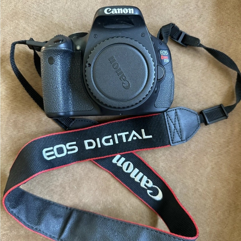 Canon EOS Rebel T3i Camera - BUNDLE